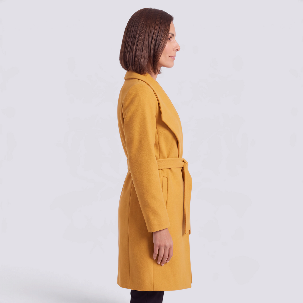 Abrigo largo de mujer estilo batín con solapa ancha y cinturón en color amarillo, vista lateral