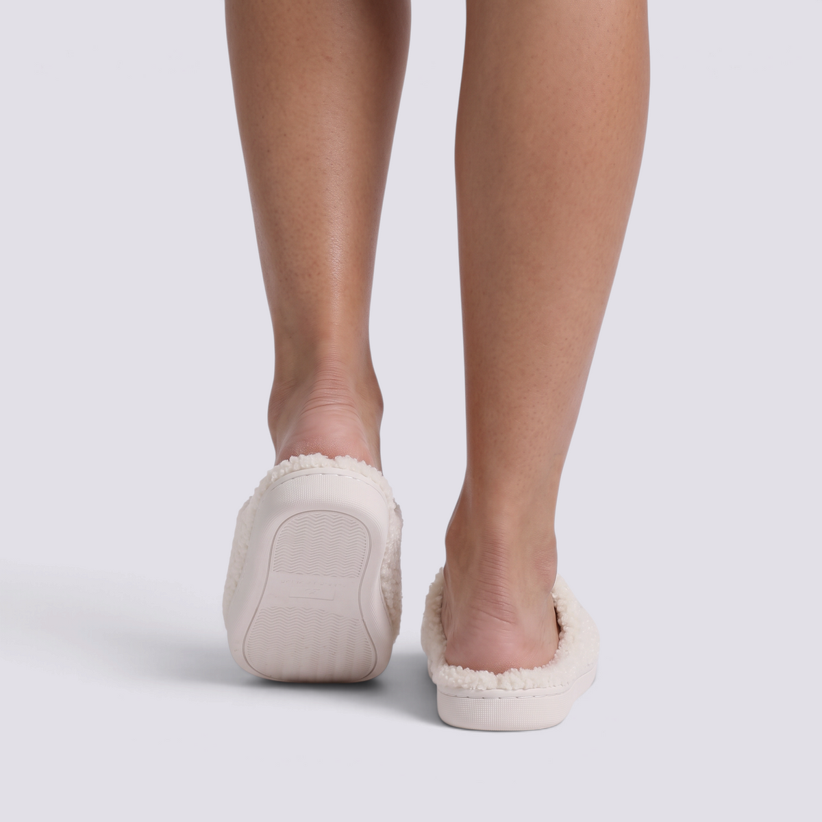 Zapatillas de casa mujer borreguito con motivo de cierva con lazo rojo, vista trasera