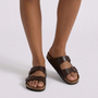 Sandalias planas mujer hebilla doble corcho marrón vista frontal