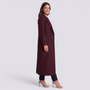 Mujer con abrigo largo granate con solapa ancha, vista lateral