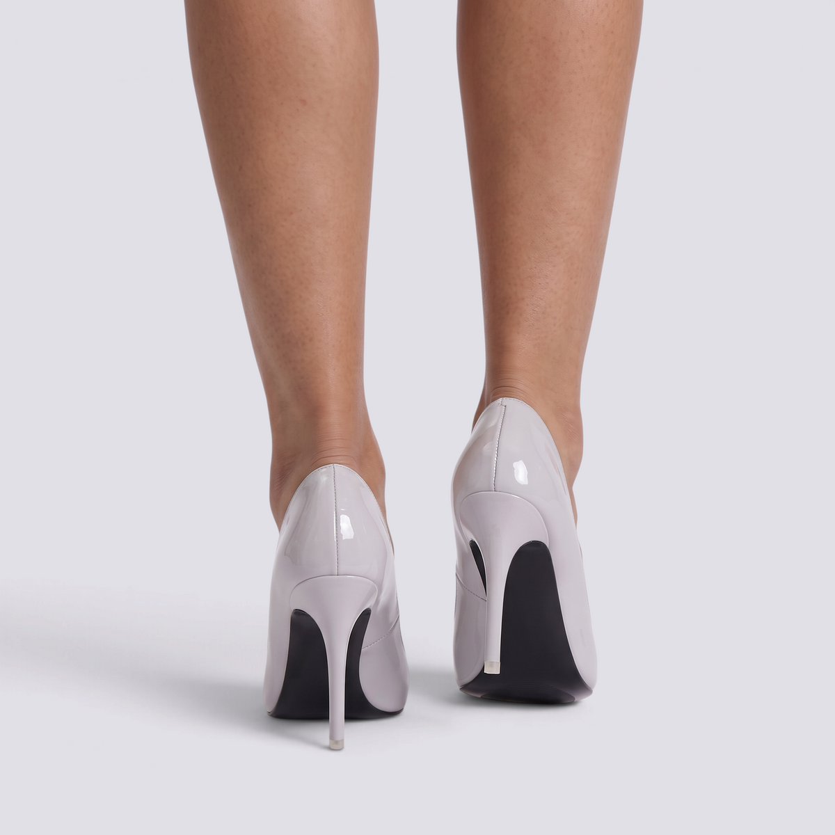 Zapatos de salón mujer tacón aguja efecto charol en color gris, vista trasera