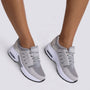Zapatillas deportivas chunky mujer grises con suela de plataforma y paneles calados, vista frontal