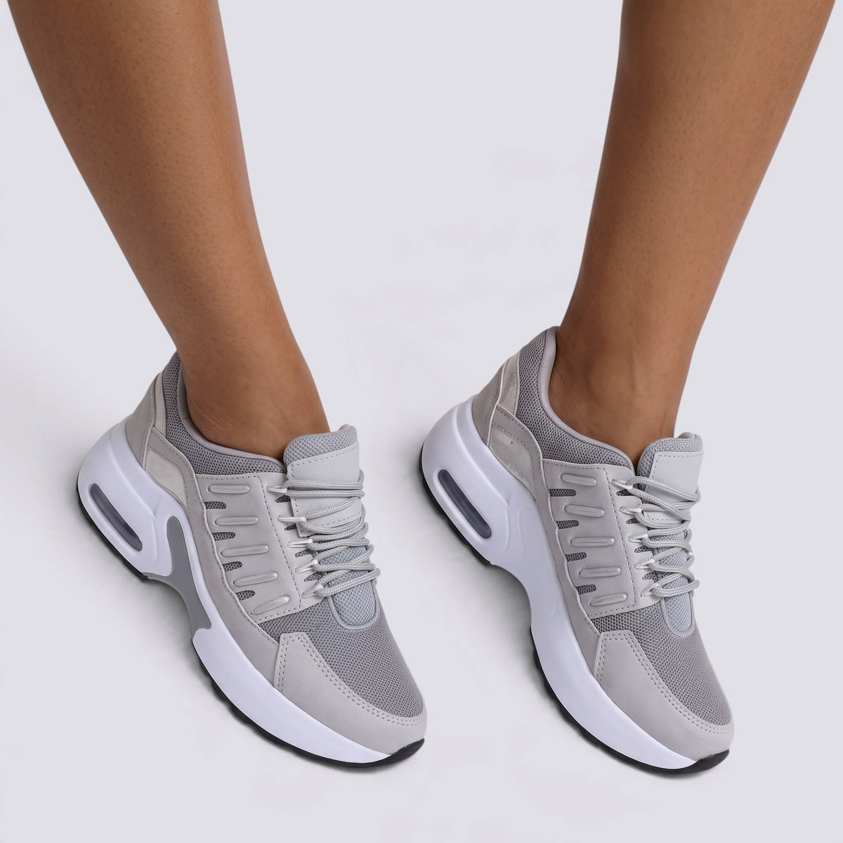 Zapatillas deportivas chunky mujer grises con suela de plataforma y paneles calados, vista frontal