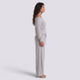 Conjunto Mujer Camiseta Hombros Descubiertos y Pantalón Ancho Gris Claro vista lateral