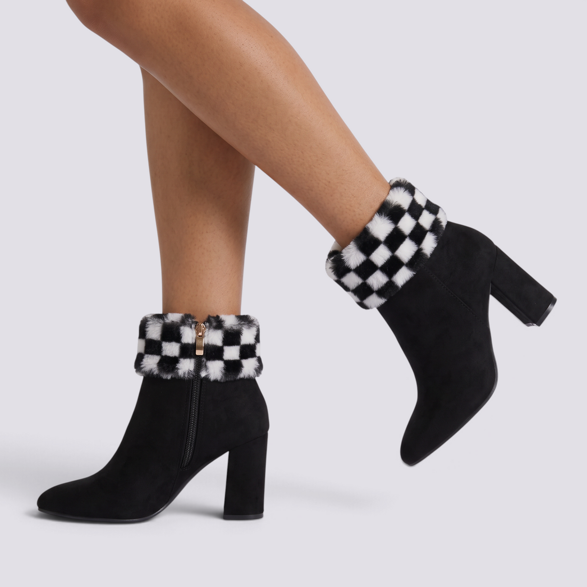 Botines mujer negros con borde de pelo a cuadros blanco y negro, vista lateral