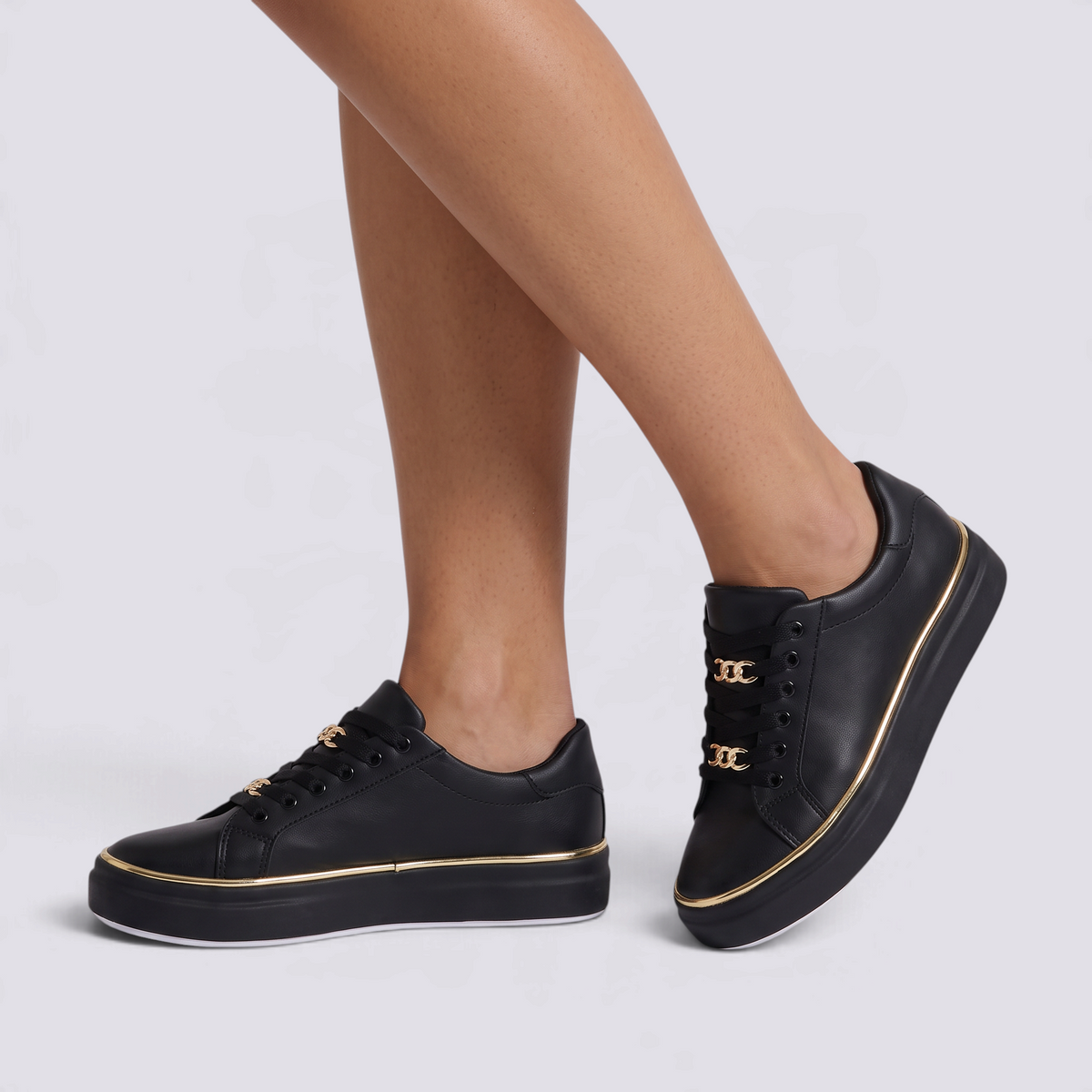 Zapatillas mujer negras con plataforma, vista lateral