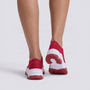 Zapatillas deportivas de mujer rojas con suela ondulada y cordones, vista trasera