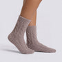 Calcetines de casa mujer mullidos caña media en color Topo, vista lateral