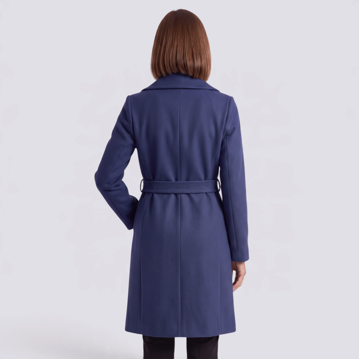 Abrigo largo de mujer estilo batín con solapa ancha y cinturón en color azul marino, vista trasera