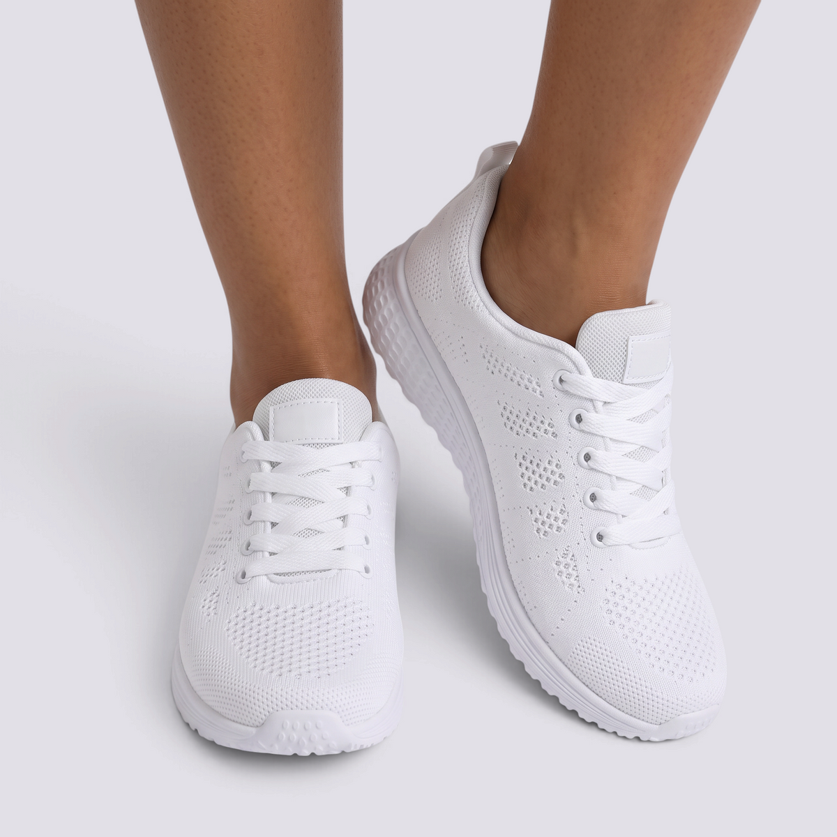 Zapatillas deportivas mujer de malla con cuña baja en blanco, vista frontal