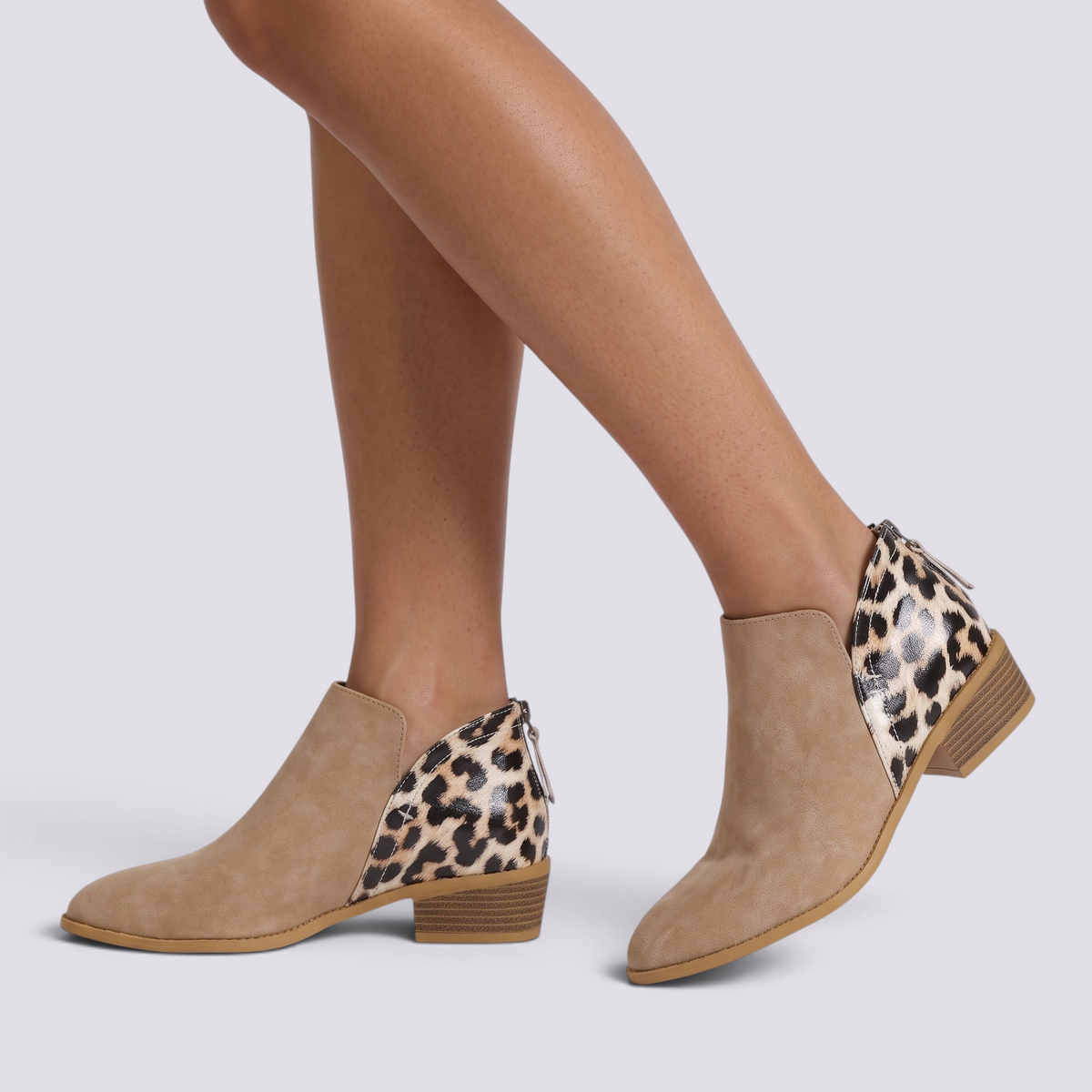 Botines mujer estampado leopardo tacón bajo en color caqui, vista lateral
