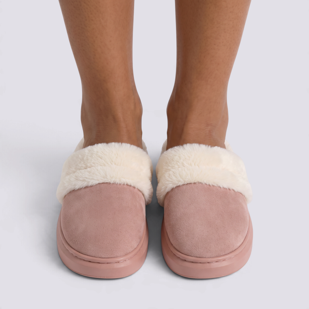 Zapatillas de casa mujer rosa con ribete de peluche suave y suela gruesa, vista frontal