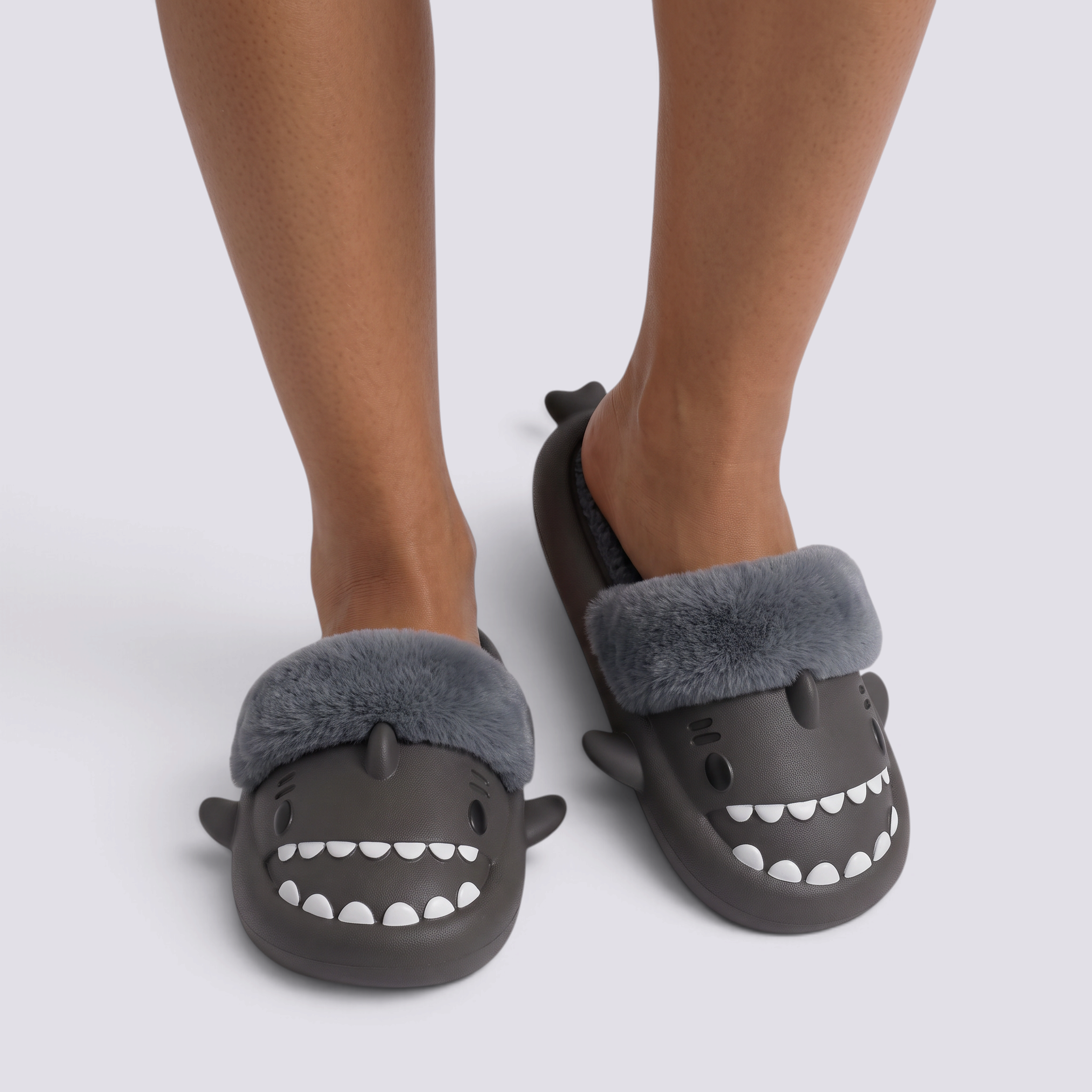 Zapatillas de casa mujer tiburón gris antracita con forro de peluche extraíble, vista frontal
