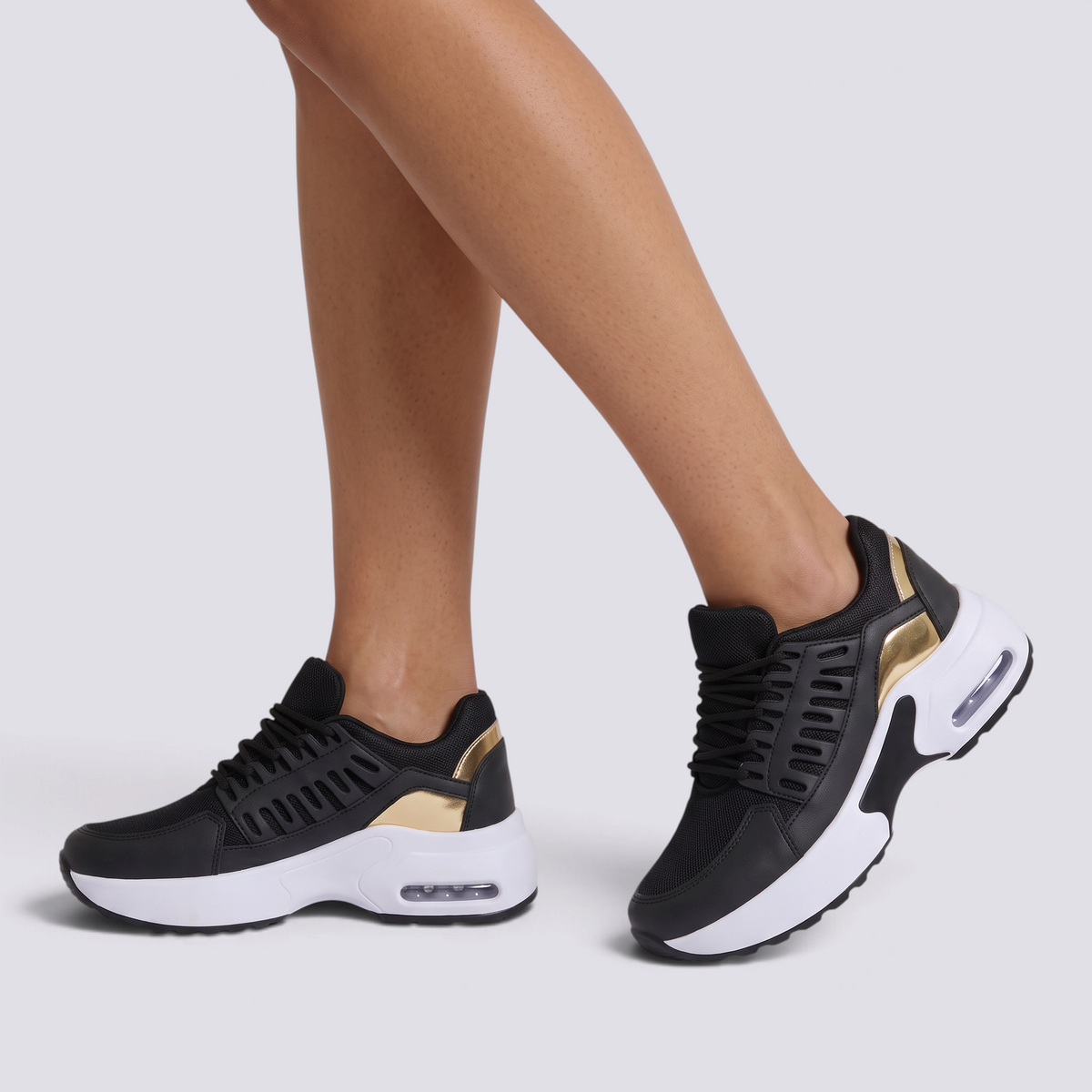 Zapatillas deportivas chunky mujer negras con suela de plataforma y paneles calados, vista lateral