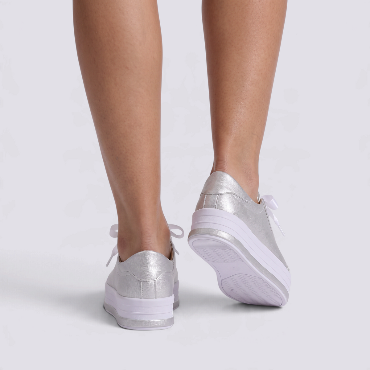 Zapatillas de plataforma de mujer plateadas con cordones de cinta, vista trasera