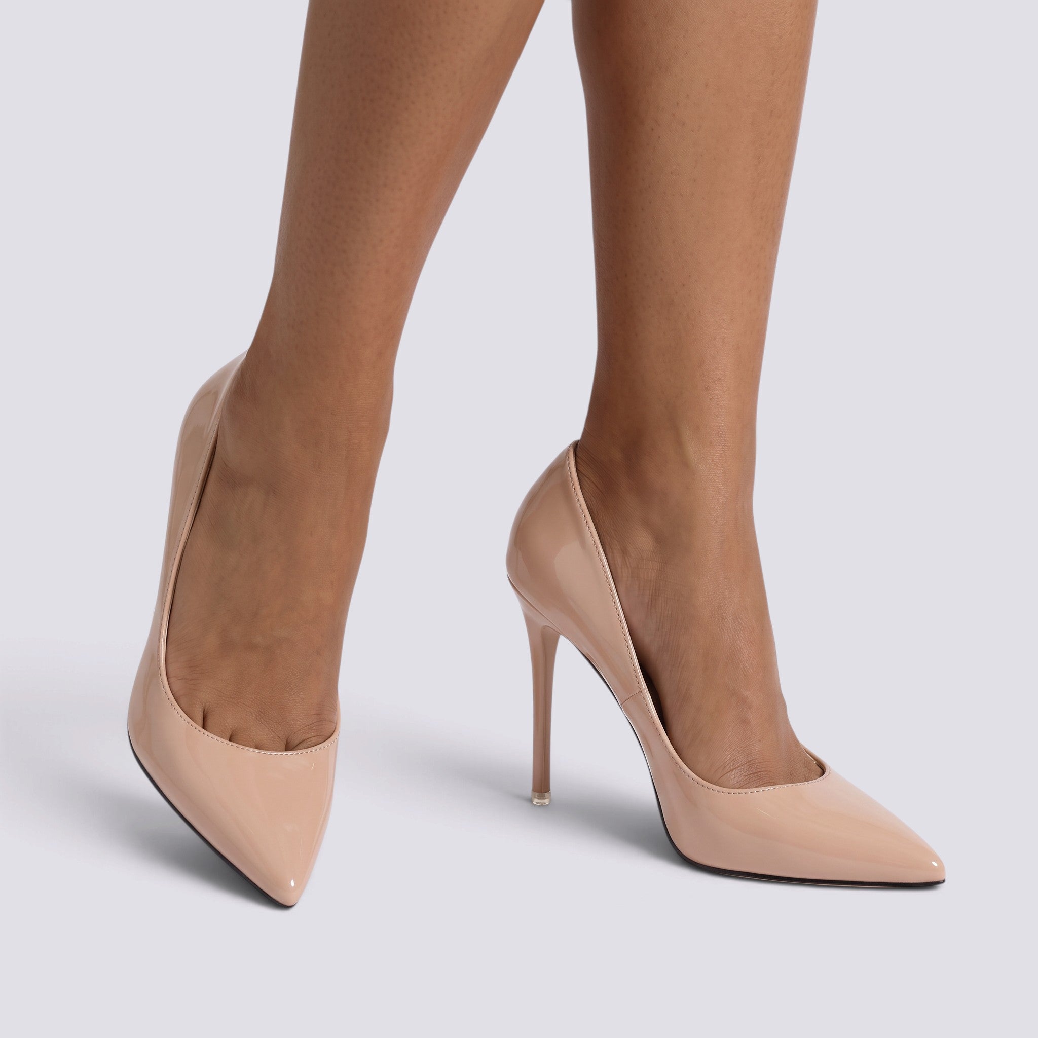 Zapatos de salón mujer tacón aguja efecto charol en color nude, vista frontal
