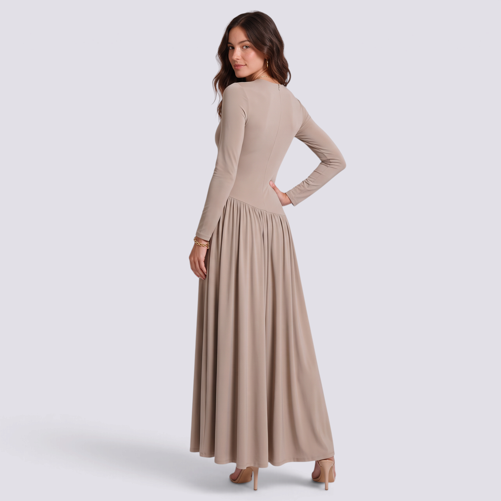 Vestido largo mujer manga larga con falda fruncida en color beige, vista trasera