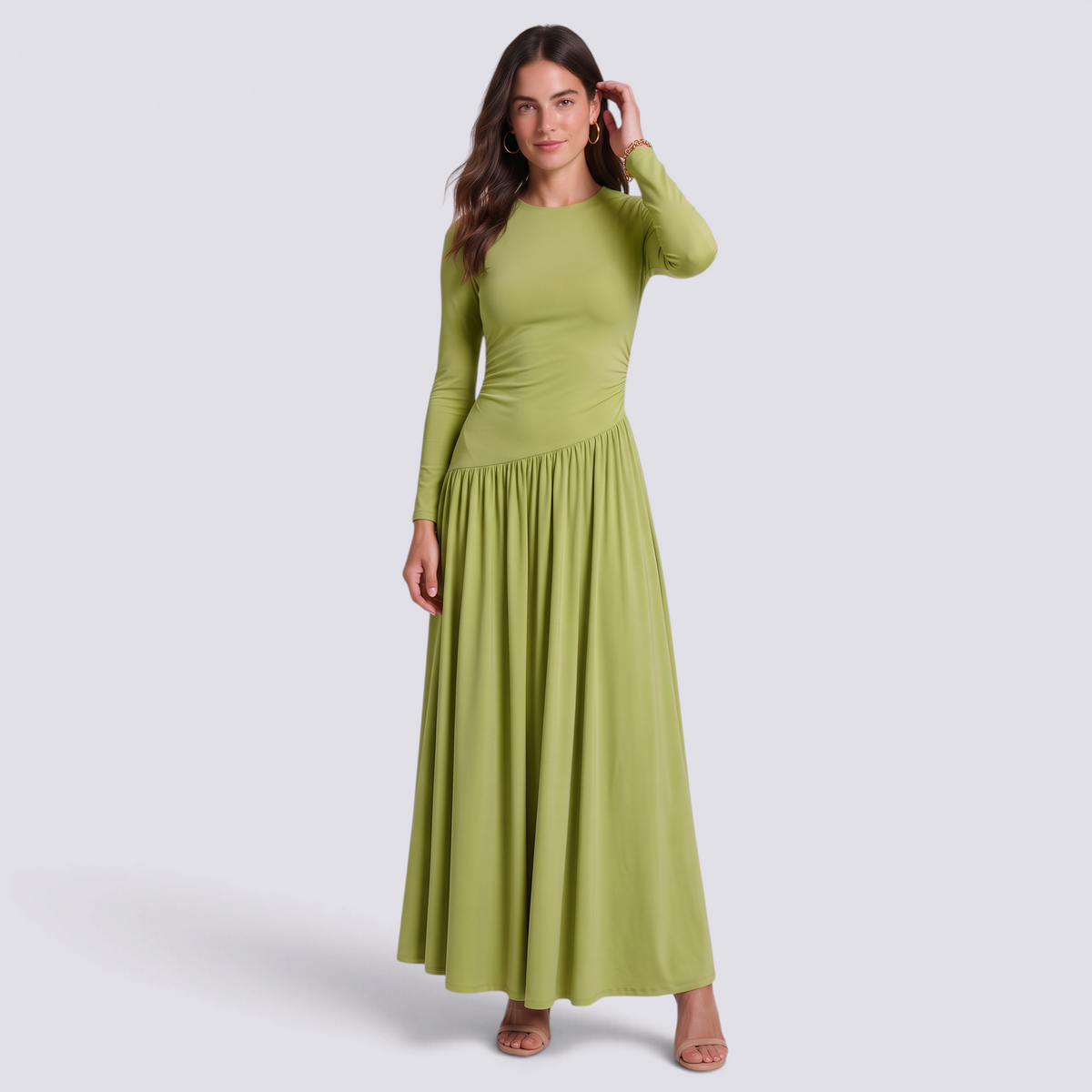 Vestido largo mujer manga larga con falda fruncida en color verde claro, vista frontal