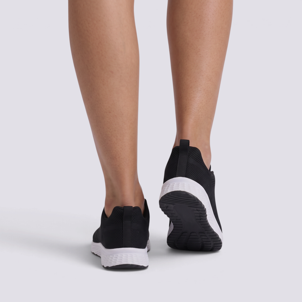 Zapatillas deportivas mujer de malla con cuña baja en negro, vista trasera