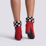 Botines mujer rojos con borde de pelo a cuadros blanco y negro, vista trasera