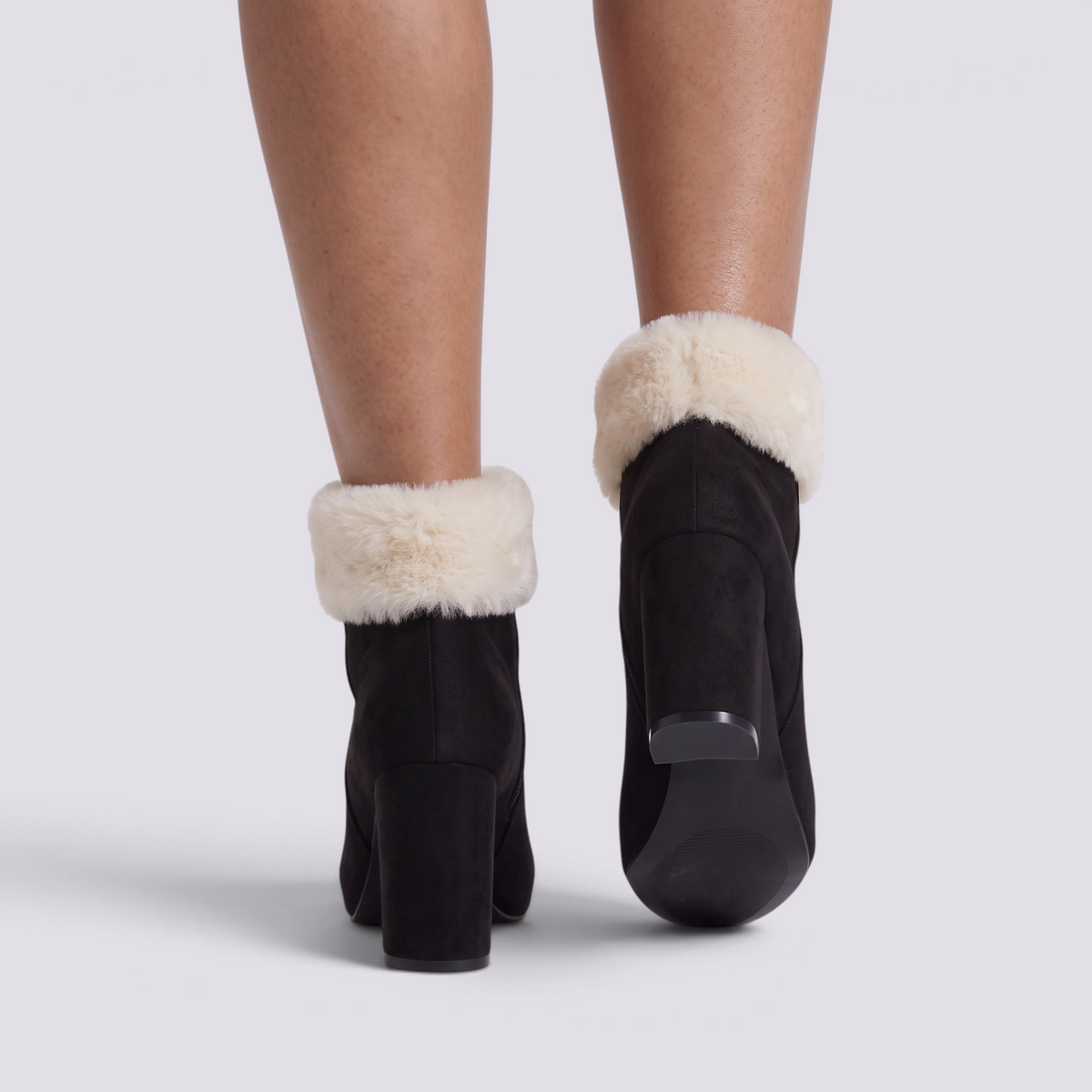 Botines mujer negros con borde de pelo crema, vista trasera