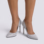 Zapatos de salón mujer tacón aguja efecto charol en color gris, vista frontal
