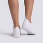 Zapatillas deportivas mujer de malla con cuña baja en blanco, vista trasera