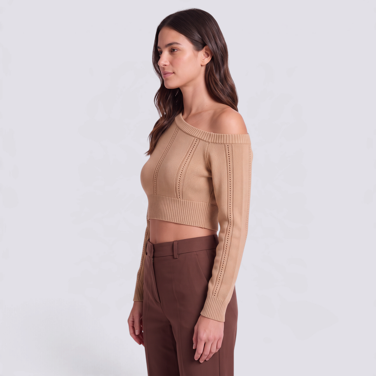 Jersey corto de mujer con hombro descubierto en beige, vista lateral