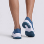 Zapatillas deportivas de mujer azules con suela ondulada y cordones, vista trasera