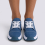 Zapatillas deportivas de mujer azules con suela ondulada y cordones, vista frontal