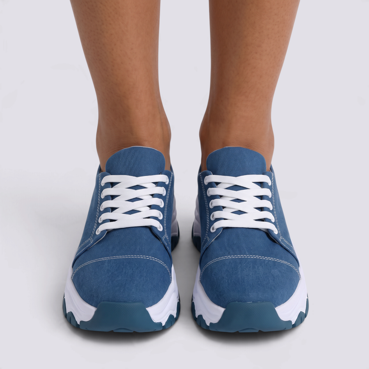 Zapatillas deportivas de mujer azules con suela ondulada y cordones, vista frontal
