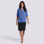 Blusa mujer cuello en V con lazo colgante y manga media en azul, vista frontal