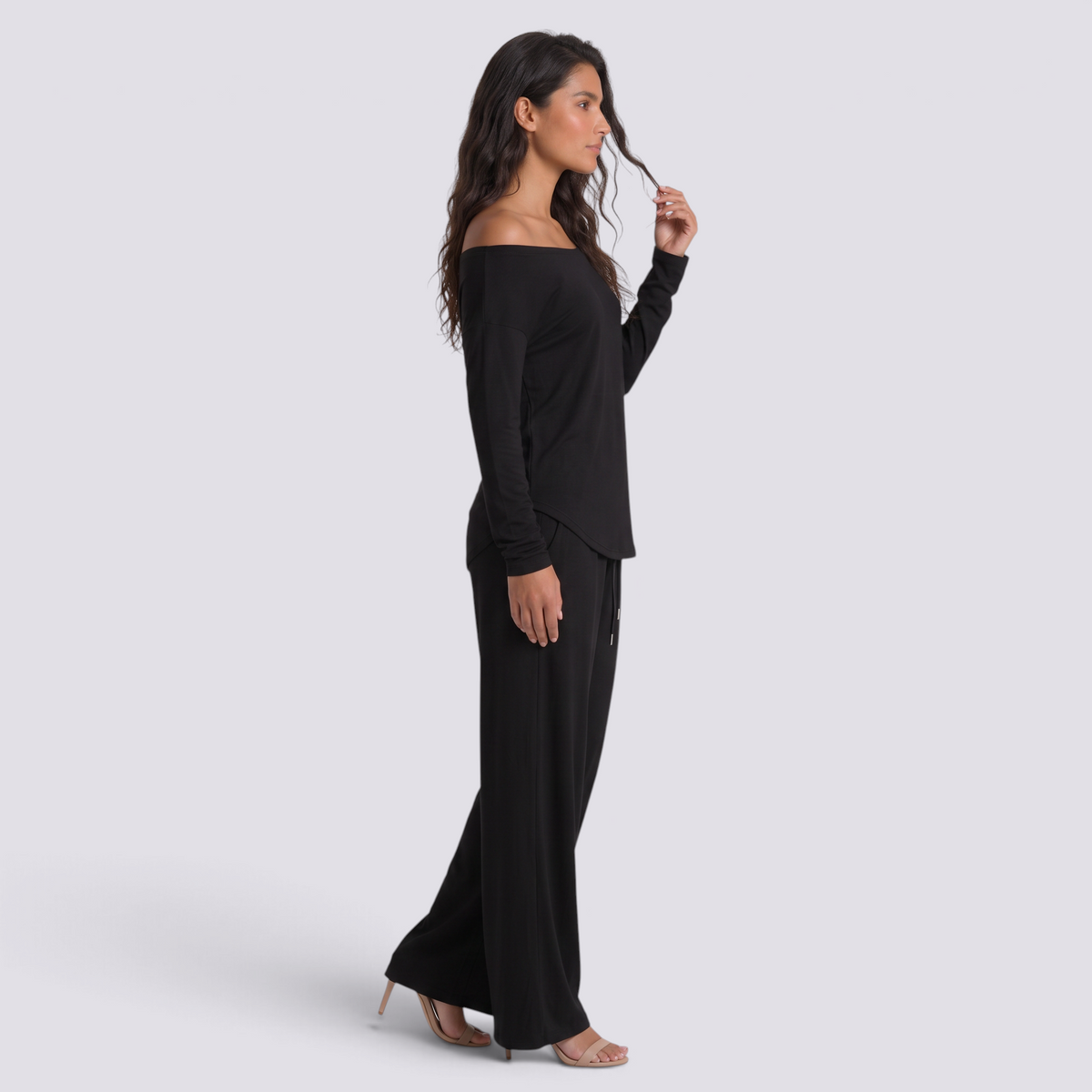 Conjunto Mujer Camiseta Hombros Descubiertos y Pantalón Ancho Negro vista lateral