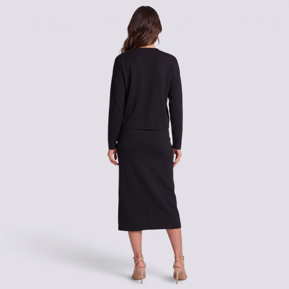 Conjunto mujer cárdigan y falda midi con botones dorados en color Negro, vista trasera