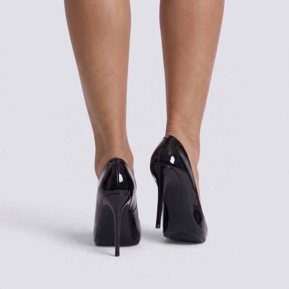 Zapatos de salón mujer tacón aguja efecto charol en color negro, vista trasera