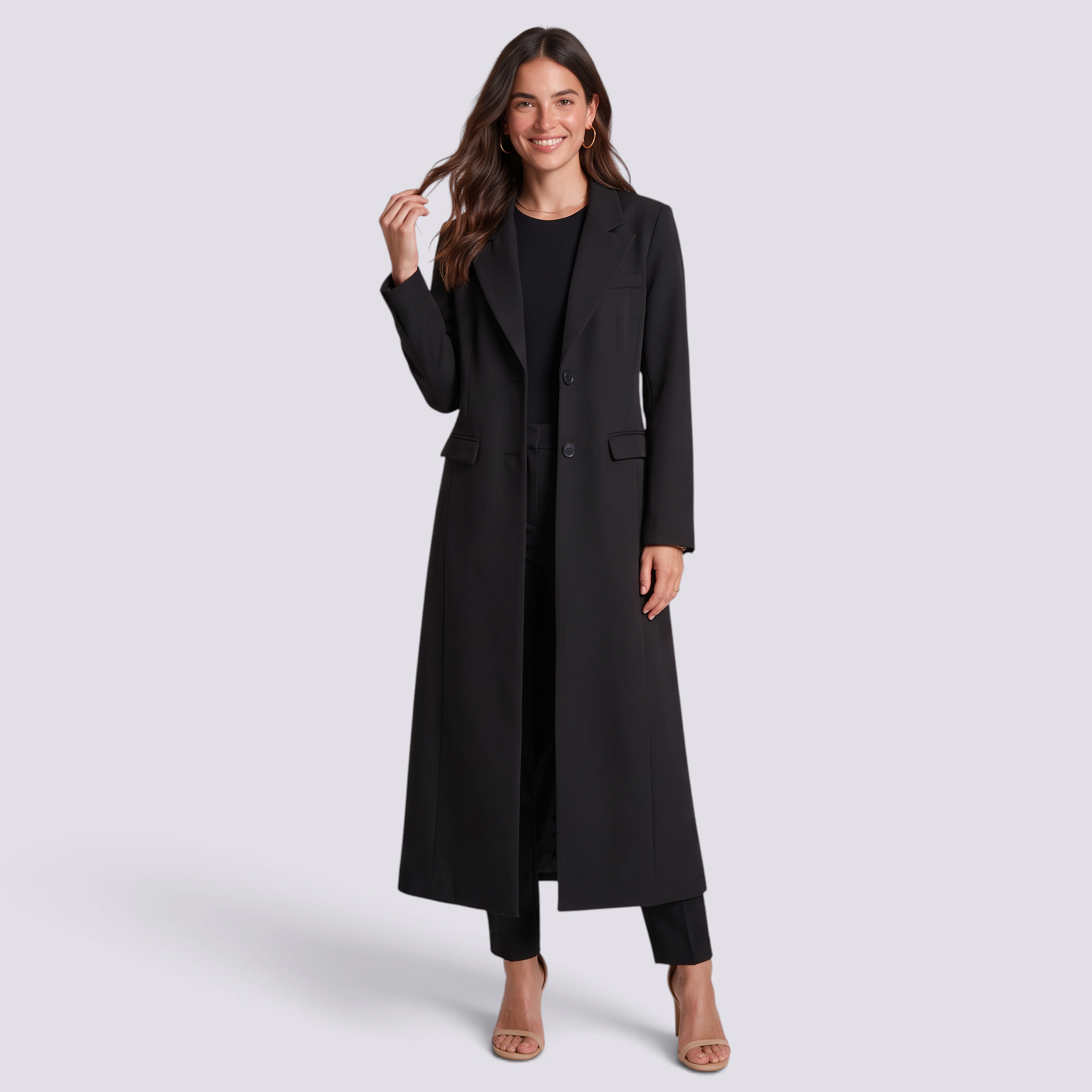 Mujer con abrigo largo negro con solapa ancha, vista frontal