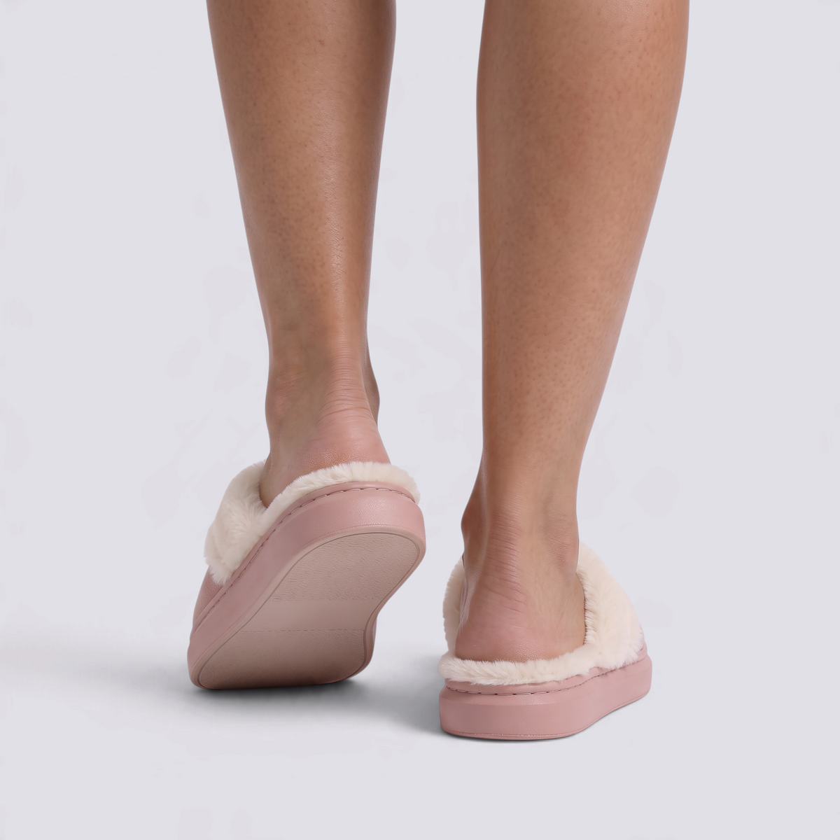 Zapatillas de casa mujer rosa con ribete de peluche suave y suela gruesa, vista trasera