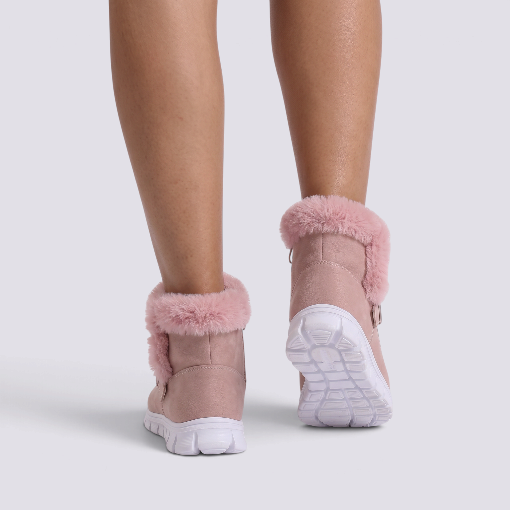 Botines mujer de pelo efecto ante con hebilla en rosa, vista trasera