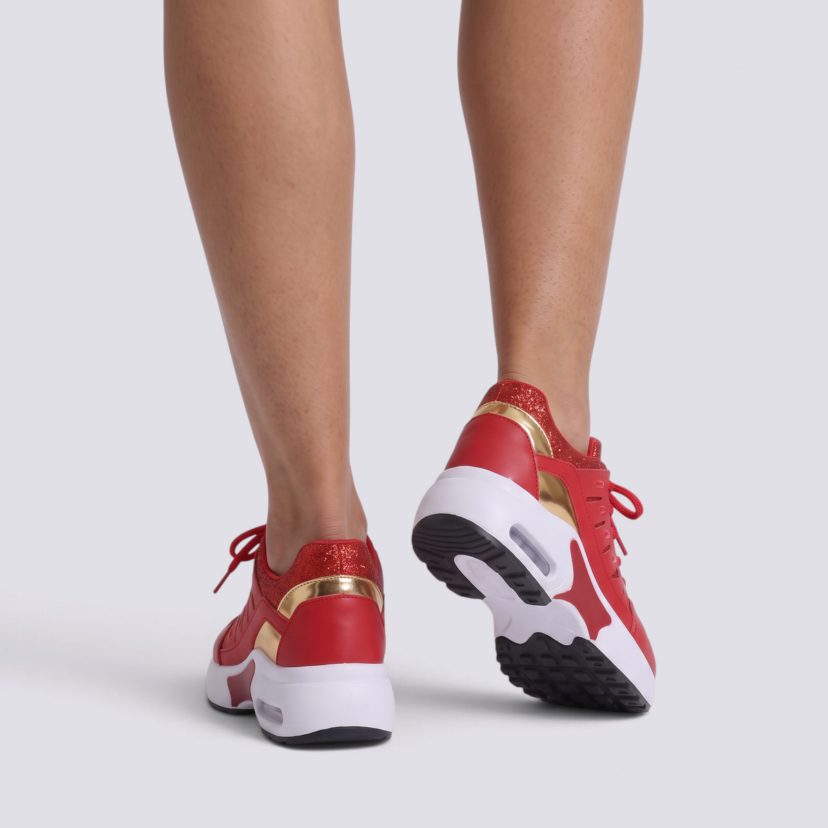 Zapatillas deportivas chunky mujer rojas con suela de plataforma y paneles calados, vista trasera