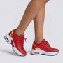 Zapatillas deportivas chunky mujer rojas con suela de plataforma y paneles calados, vista lateral