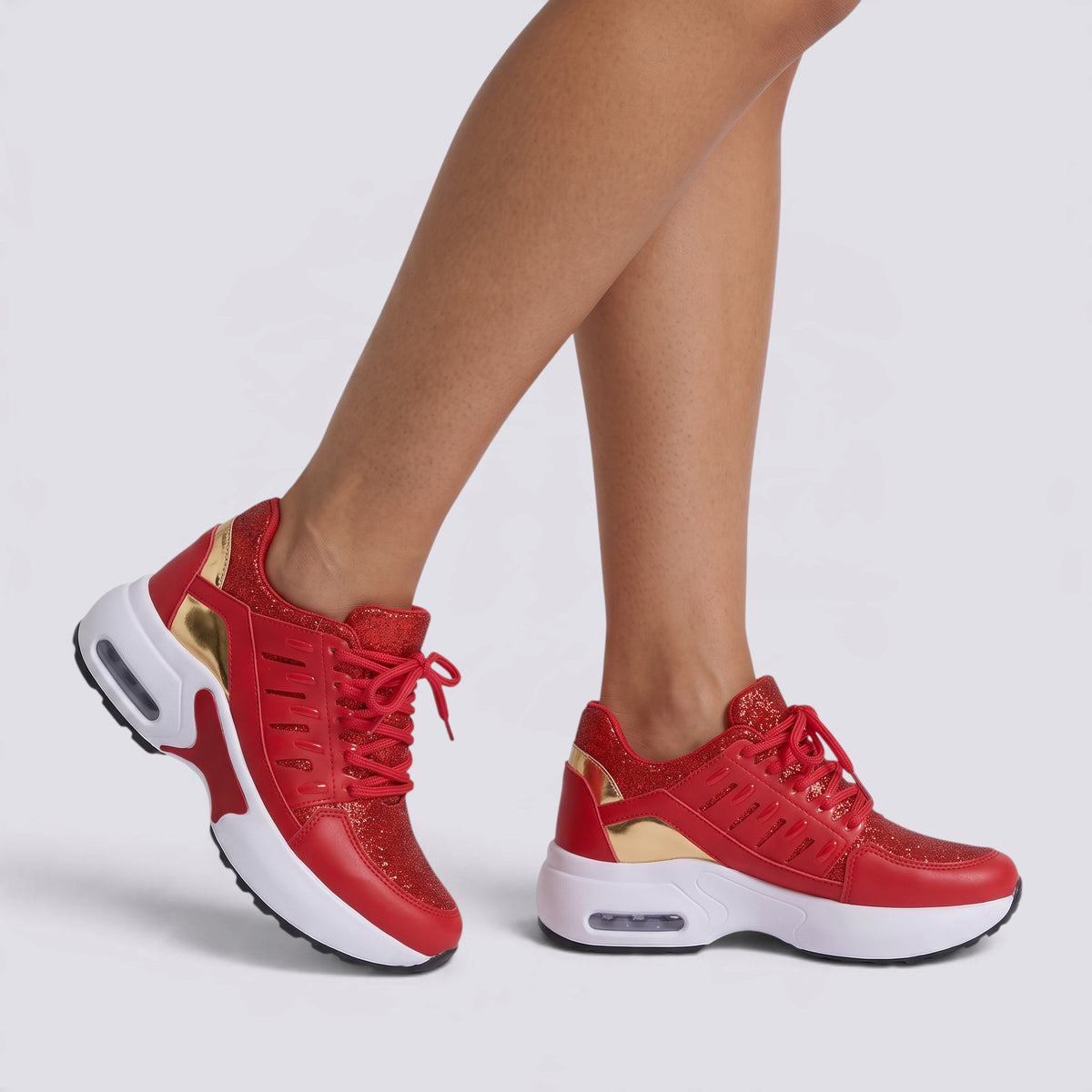 Zapatillas deportivas chunky mujer rojas con suela de plataforma y paneles calados, vista lateral