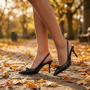 Zapatos destalonados de tacón fino con lazo, ambiente otoñal