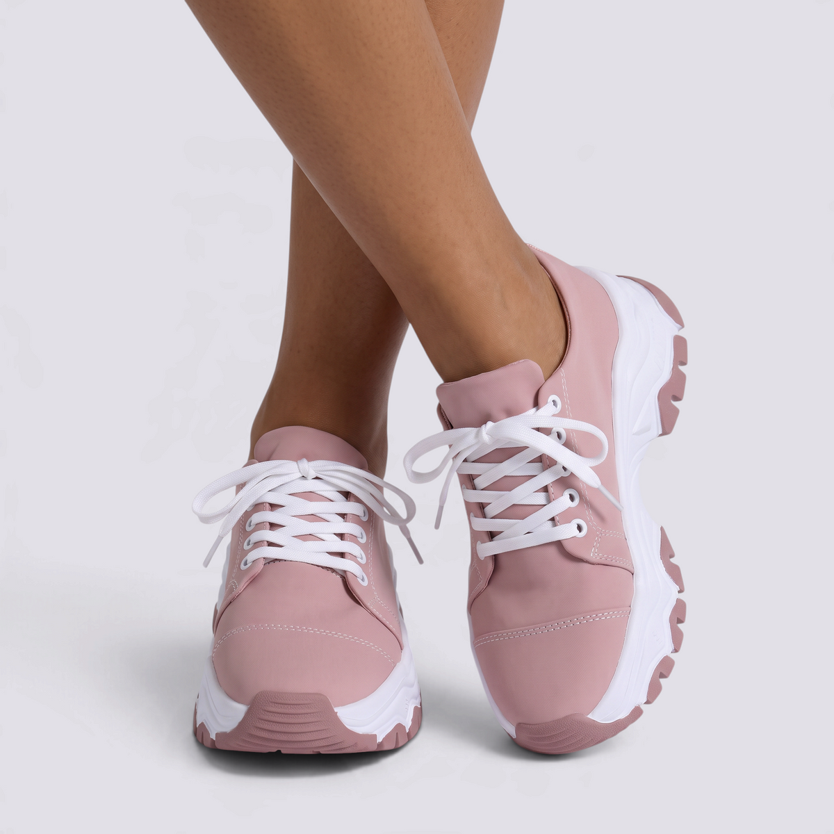 Zapatillas deportivas de mujer rosas con suela ondulada y cordones, vista frontal