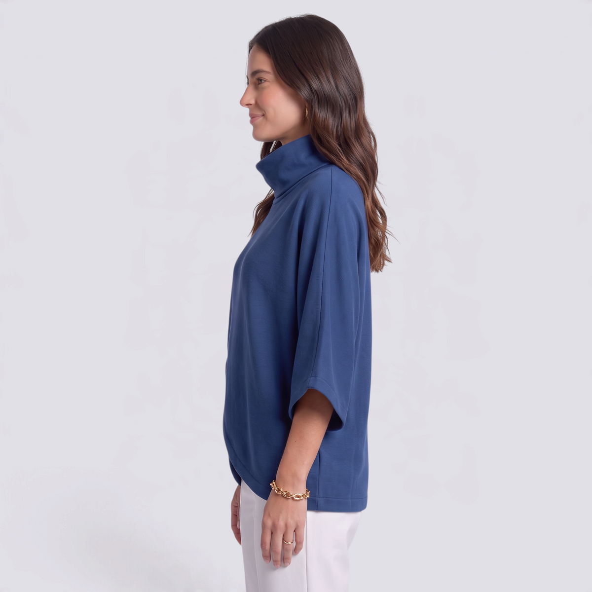 Poncho mujer azul de cuello alto cruzado con mangas murciélago, vista lateral