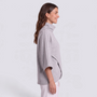 Poncho mujer gris de cuello alto cruzado con mangas murciélago, vista lateral