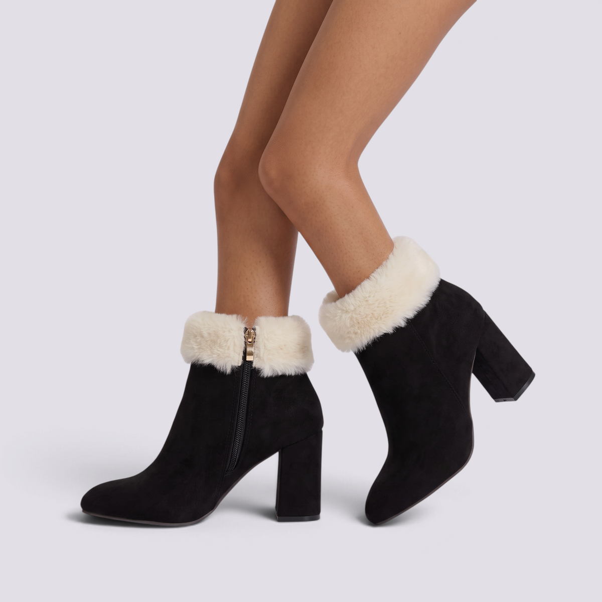 Botines mujer negros con borde de pelo crema, vista lateral