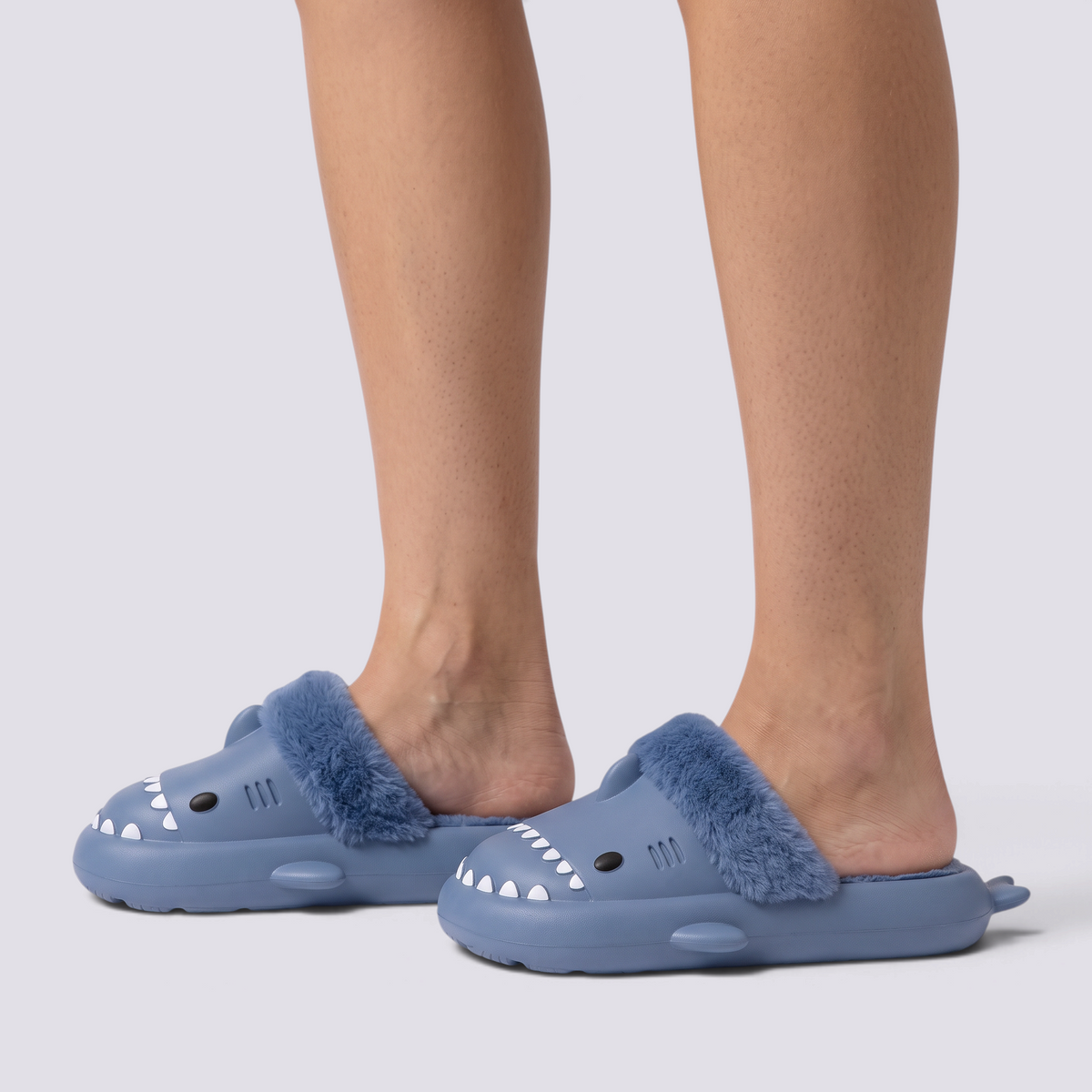 Zapatillas de casa mujer tiburón azul grisáceo con forro de peluche extraíble, vista lateral