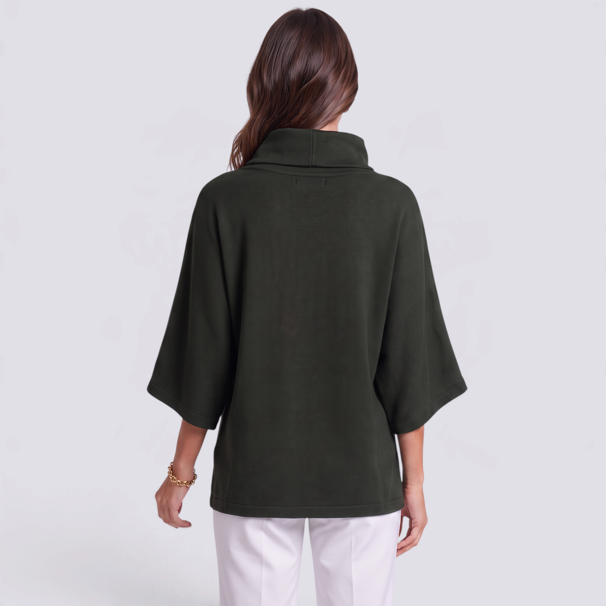 Poncho mujer verde oliva de cuello alto con mangas murciélago, vista trasera
