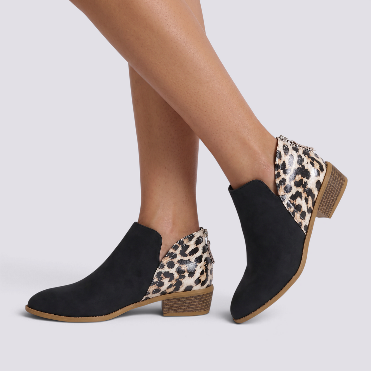 Botines mujer estampado leopardo tacón bajo en negros, vista lateral
