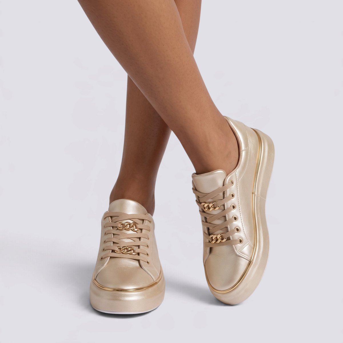 Zapatillas mujer doradas con plataforma y cadenas doradas, vista frontal